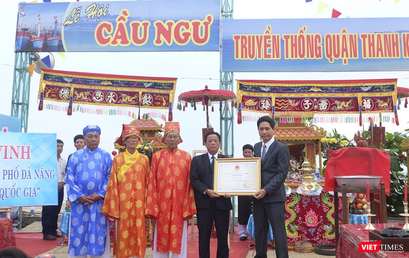 Đại diện Sở Văn hóa-Thể thao TP Đà Nẵng trao bằng công nhận Lễ hội cầu ngư Đà Nẵng là di sản văn hóa phi vật thể cấp Quốc gia cho Đại diện Ban tổ chức Lễ hội Cầu ngư