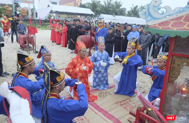 Các bậc cao niên thực hiện các nghi thức tế lễ