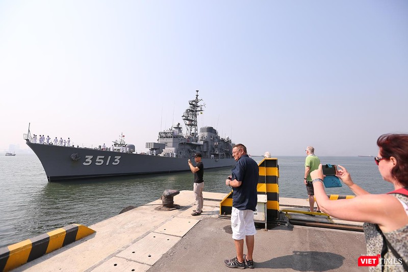 Sự xuất hiện đội tàu quân sự thuộc Lực lượng bảo vệ bờ biển Nhật Bản tại Cảng Tiên Sa đã thu hút sự quan tâm của du khách trong và ngoài nước