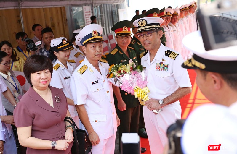 Lễ đón thực hiện ngay tại cầu cảng