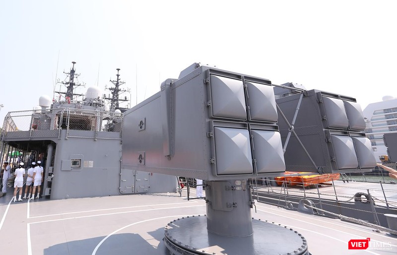 Tên lửa hạm đối không, chuyên đánh chặn máy bay đối phương được đặt phía đuôi hạm