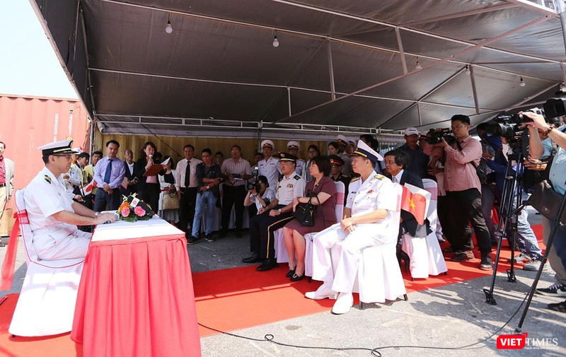 Đại tá Nakagama, Chỉ huy Đội tàu huấn luyện số 1, Lực lượng tự vệ trên biển Nhật Bản chủ trì cuộc họp báo cung cấp thông tin đội tàu