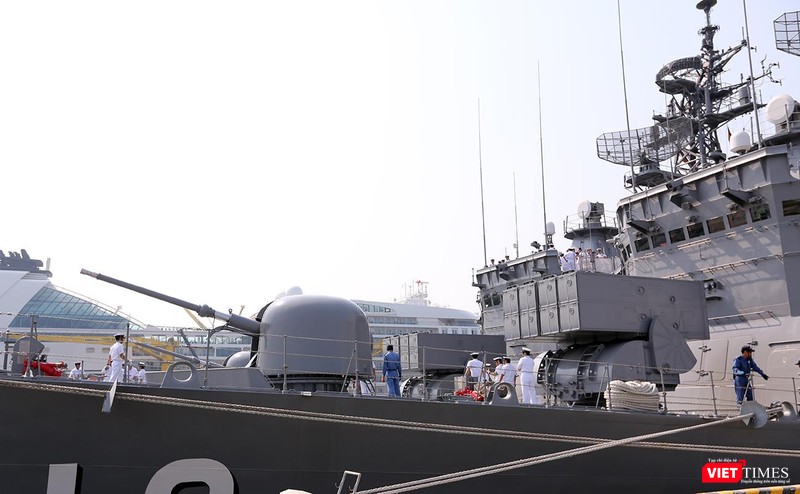 Pháo hạm và hệ thống bệ phóng tên lửa hạm đối hạm trên tại mũi tàu