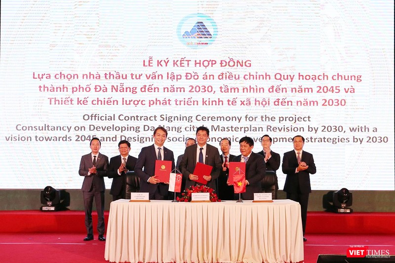 Đà Nẵng ký hợp đồng lựa chọn Liên danh Công ty Sakae Corporate Advisory (tư vấn hợp phần thiết kế chiến lược phát triển kinh tế đến năm 2030) và Công ty tư vấn Surbana Jurong Consultant (tư vấn hợp phần quy hoạch chung) của Singapore để tư vấn lập “Đồ án điều chỉnh Quy hoạch chung TP Đà Nẵng đến năm 2030, tầm nhìn đến 2045 và Tư vấn thiết kế chiến lược phát triển kinh tế đến năm 2030 cho TP Đà Nẵng” 