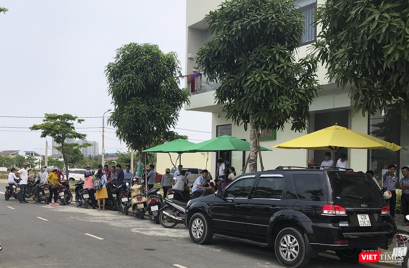 Rất đông người mua tụ tập chờ được gặp người có trách nhiệm của Côg ty CP Bách Đạt An và Côngt ty CP Đầu tư Hoàng Nhất Nam đối chất vì quyền lợi của người mua