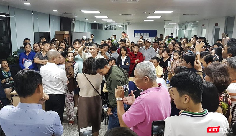 Người mua "vây ráp" trụ sở Công ty CP Đầu tư Hoàng Nhất Nam để đòi quyền lợi