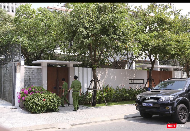 Vào khoảng 9h30 cùng ngày, lực lượng công an, viện kiểm sát đi trên xe ô tô chuyên dụng mang BKS 80A-02576 cùng đã có mặt và đi vào nhà ông Nguyễn Ngọc Tuấn tại số 85 Hoàng Kế Viêm 