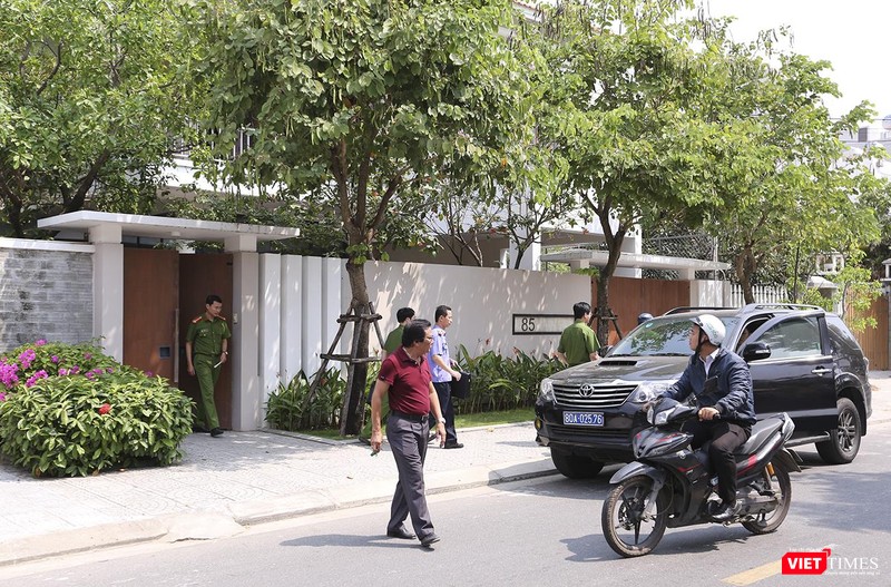 Vào khoảng 9h30 cùng ngày, lực lượng công an, viện kiểm sát đi trên xe ô tô chuyên dụng mang BKS 80A-02576 cùng đã có mặt và đi vào nhà ông Nguyễn Ngọc Tuấn tại số 85 Hoàng Kế Viêm 