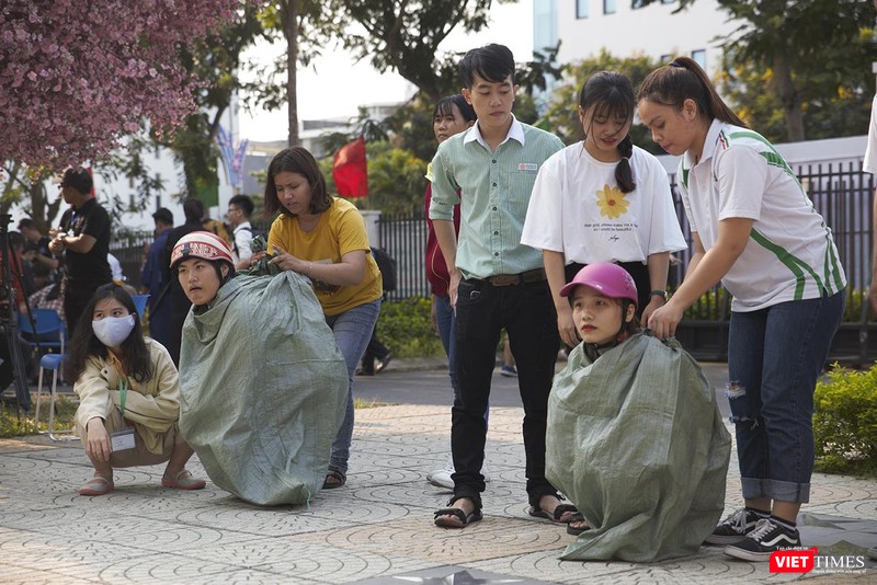 Màn tranh tài môn thi nhảy bao bố