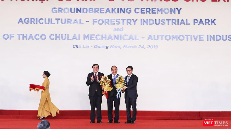 Đại diện chính quyền tỉnh Quảng Nam và THACO tặng hoa, cảm ơn sự quan tâm của Chính phủ và cá nhân Thủ tướng Nguyễn Xuân Phúc đối với sự phát triển của Quảng Nam nói chung và THACO nói riêng