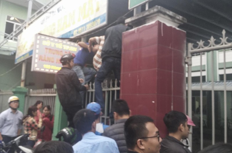 Nhiều người không đủ kiên nhẫn đã leo hàng rào để vào bên trong