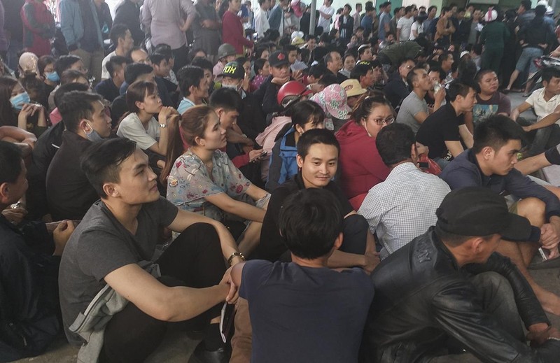 Vạ vật chờ tiêm chủng cho con