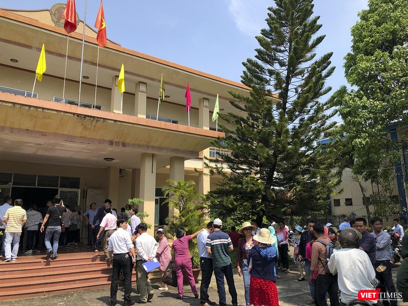 Lối thoát nào cho vụ việc giữa Bách Đạt An và Hoàng Nhất Nam (ảnh khách hàng của Hoàng Nhất Nam tại trụ sở Tiếp dân tỉnh Quảng Nam sáng ngày 20/3) Lối thoát nào cho vụ việc giữa Bách Đạt An và Hoàng Nhất Nam (ảnh khách hàng của Hoàng Nhất Nam tại trụ sở Tiếp dân tỉnh Quảng Nam sáng ngày 20/3)