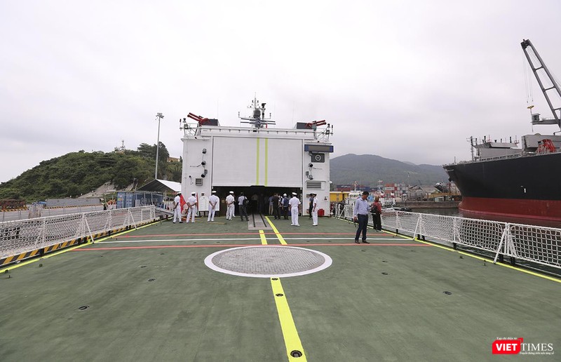 Trên sân đỗ trực thăng