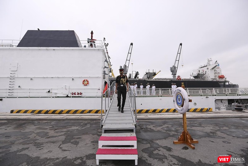 Tùy viên quân sự cùng Chỉ huy xuống tàu