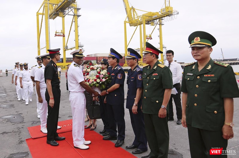 Lễ đón thực hiện ngay tại cầu cảng