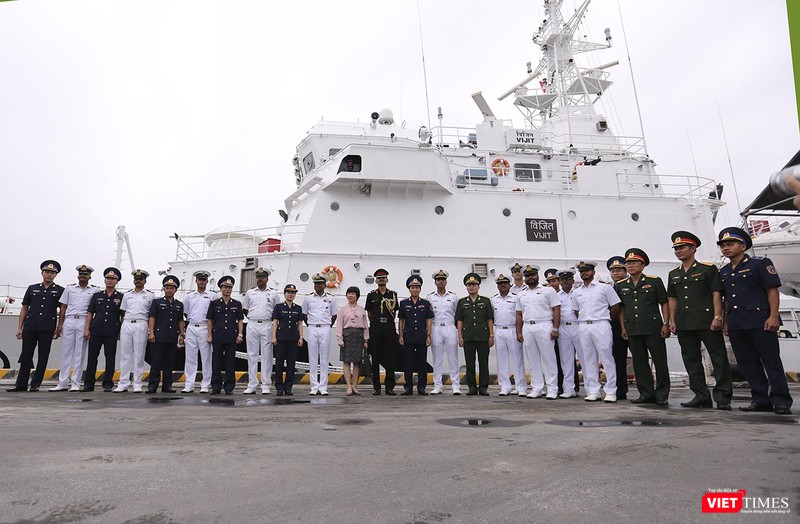 Chụp ảnh lưu niệm nhân chuyến thăm