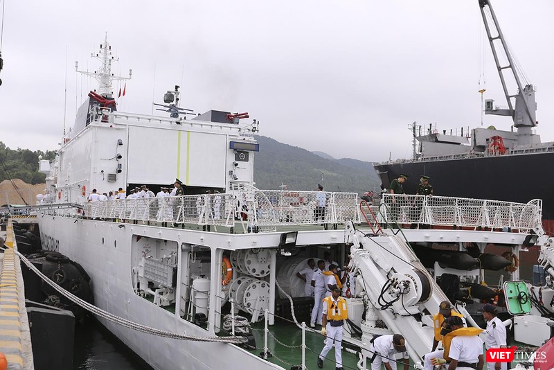 Đuôi tàu là sân bay trực thăng