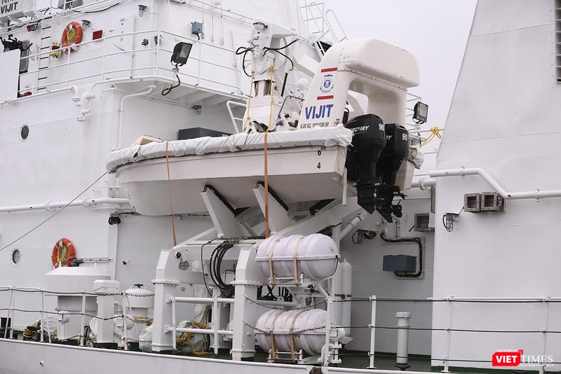 Xuôgs cao tốc 2 bên mạn tàu