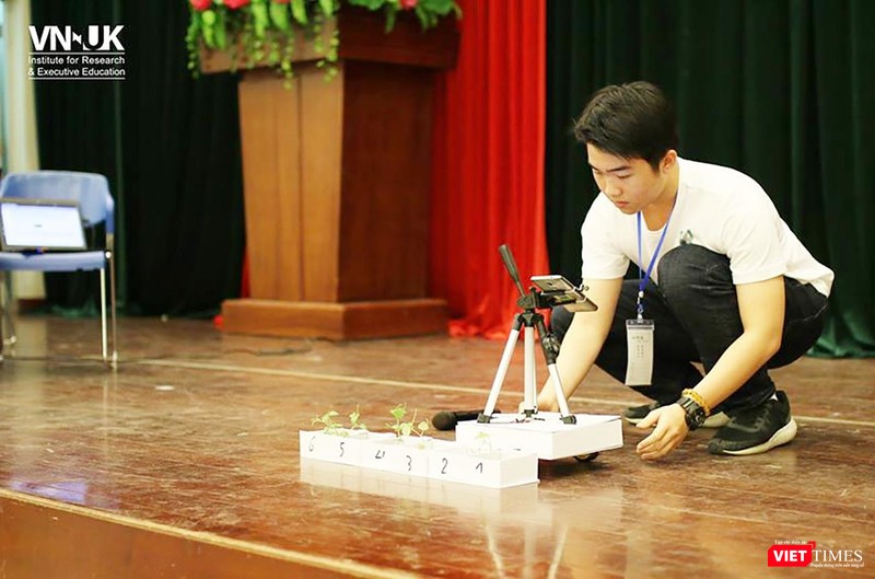 Đỗ Minh Huy (SN 2002) và Phạm Nguyễn Nam Khoa (SN 2002), lớp 11A5-Trường THPT chuyên Lê Quý Đôn (TP Đà Nẵng) bên sáng chế thiết bị "tầm soát bệnh" cho cây trồng