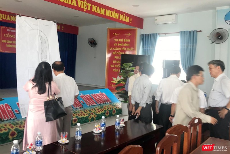 Sáng 26/4, UBND quận Hải Châu (TP Đà Nẵng) đã tổ chức công bố Quyết định 725/QĐ- UBND ngày 8/2/2017 “Về việc phê duyệt Tổng mặt bằng quy hoạch chi tiết TL 1/500 khu công viên công cộng tại khu Đông Nam Đài tưởng niệm, phường Hòa Cường Bắc, quận Hải Châu” đến 32 nhà đầu tư là các doanh nghiệp, cá nhân