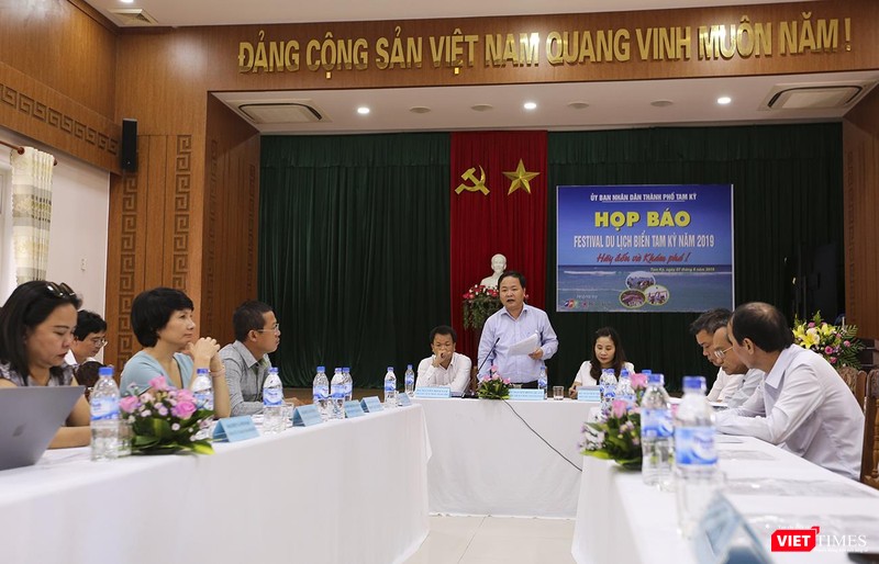 Ông Nguyễn Hồng Quang-Chủ tịch UBND TP Tam Kỳ, Trưởng Ban tổ chức Festival du lịch biển Tam Kỳ năm 2019 phát biểu tại buổi Họp báo