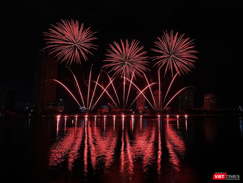 Màn pháo hoa mở màn của đội Brazil tại đêm trình diễn DIFF 2019 mang chủ đề "Mầm sống"