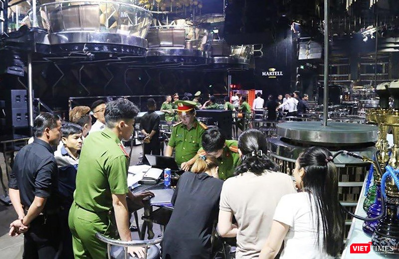 Lực lượng Công an kiểm tra hành chính đối với vũ trường New Phương Đông vào rạng sáng ngày 20/5