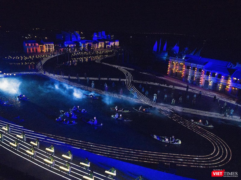 Kết nối liền mạch từ quá khứ đến hiện tại, màn biểu diễn mang chủ đề "Hội nhập" đã thể hiện giai đoạn giao thoa văn hóa đa phương của Hội An