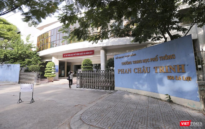 Một trong những thí sinh cuối cùng bước vào điểm thi trường THPT Phan Châu Trinh để bắt đầu môn thi đầu tiên-môn Ngữ văn