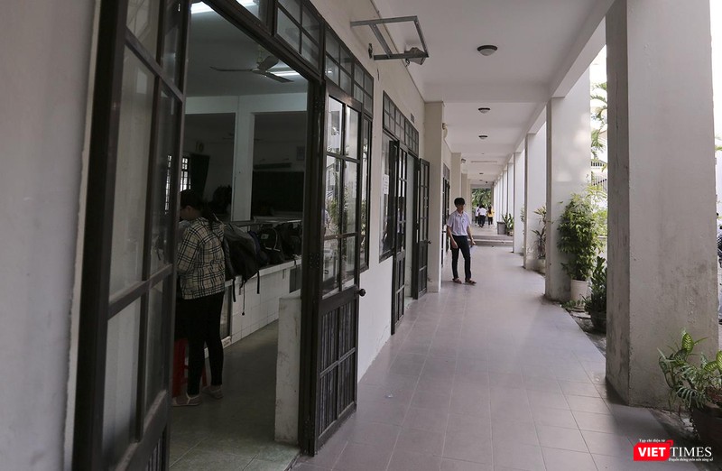 Những thí sinh cuối cùng bước vào phòng thi