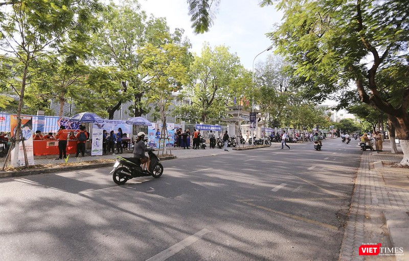 Phụ huynh đứng ngóng trông