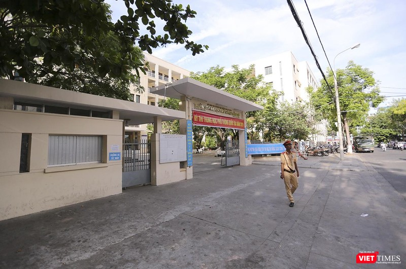 Tại một điểm thi khác, không gian vắng lặng sau khi thí sinh vào phòng thi