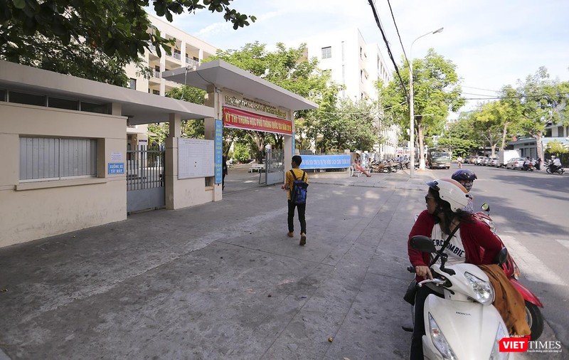 Thí sinh cuối cùng bước vào điểm thi trường THPT Trần Phú cùng ánh mắt dõi theo của phụ huynh