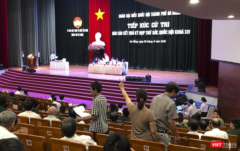 Mặc dù đã hết giờ nhưng vẫn còn nhiều cánh tay cử tri đề nghị được phát biểu ý kiến