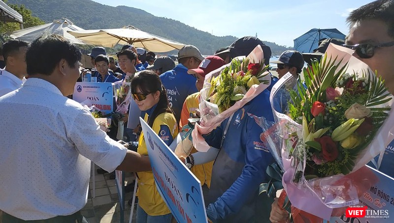 Lãnh đạo Sở VH-TT TP Đà Nẵng tặng hoa cho các đội tham dự