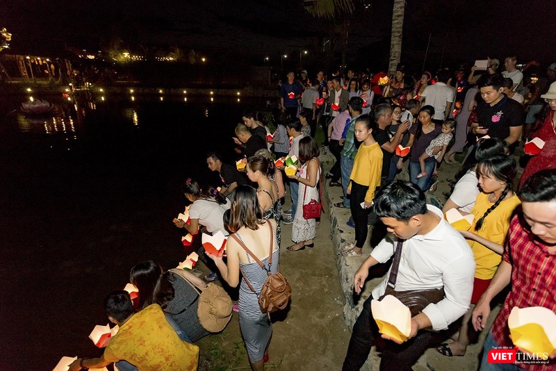 Thả hoa đăng cầu cho bình an