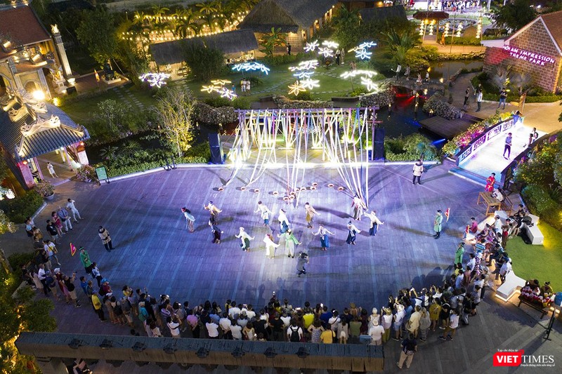 Không gian đêm hội