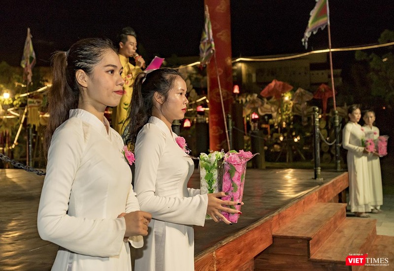 Bông hồng cài áo, một trong những vật không thể thiếu trong đêm Vu Lan