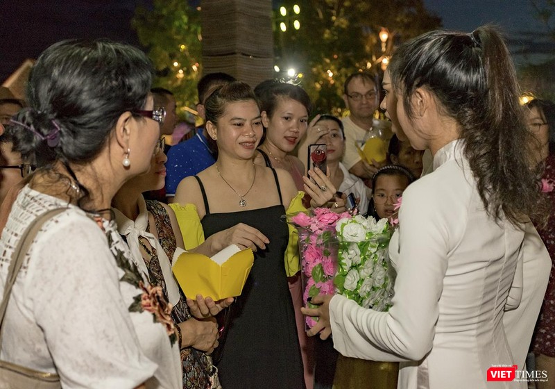 Người dân và du khách hứng thú với hoạt động ý nghĩa