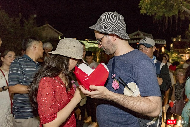 Du khách nước ngoài thích thú với hoạt động