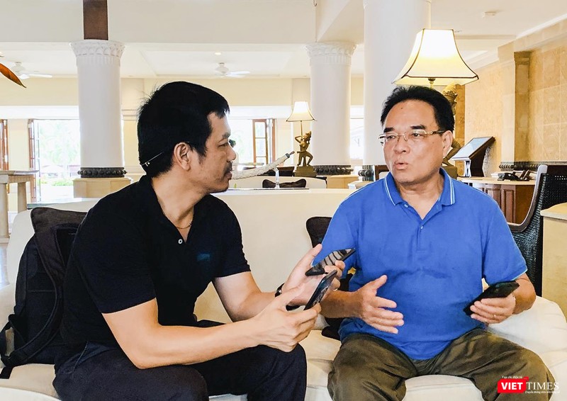 PGS.TS Vương Hữu Tấn, Chủ tịch Hội năng lượng nguyên tử Việt Nam (bìa phải) trả lời phỏng vấn VietTimes