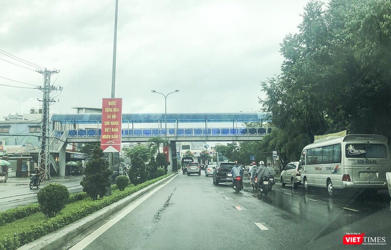 Cầu vượt cho người đi bộ trên đường Nguyễn Tri Phương gần nút giao thông hầm chui Điện Biên Phủ