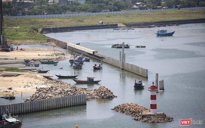 Để thi công bờ kè kiên cố, chủ đầu tư dự án cho phá bỏ hệ thống đê kè mềm bằng đá hộc đã tồn tại trăm năm nay