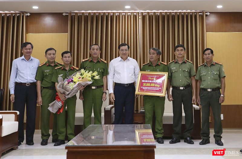 Chủ tịch UBND TP Đà Nẵng Huỳnh Đức Thơ khen thưởng cho Ban chuyên án Chủ tịch UBND TP Đà Nẵng Huỳnh Đức Thơ khen thưởng cho Ban chuyên án
