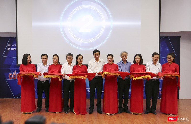 Đại diện Hội Tin học Việt Nam cùng lãnh đạo UBND TP Đà Nẵng, Sở TT&TT cắt băng khánh thành Cổng Dịch vụ công trực tuyến TP Đà Nẵng