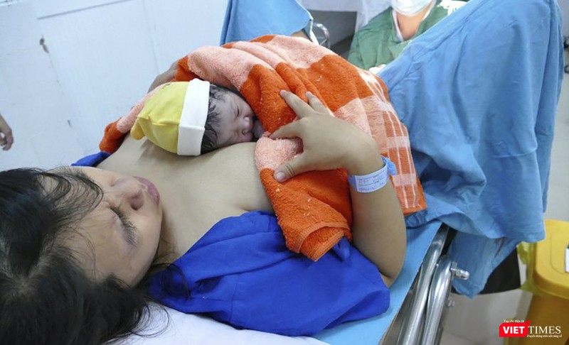 Các bà mẹ tại Bệnh viện Đa khoa Quảng Nam áp dụng kỹ thuật kề da sau khi sinh và nuôi con bằng sữa mẹ