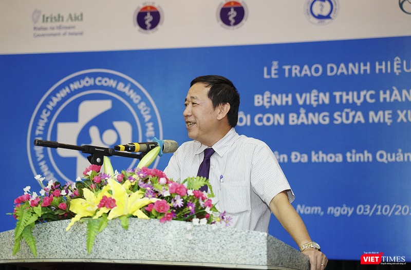 Ông Nguyễn Đức Vinh, Vụ trưởng Vụ Sức khỏe Bà mẹ - Trẻ em (Bộ Y tế) phát biểu tại lễ trao danh hiệu Bệnh viện Thực hành Nuôi con bằng sữa mẹ xuất sắc cho Bệnh viện Đa khoa tỉnh Quảng Nam