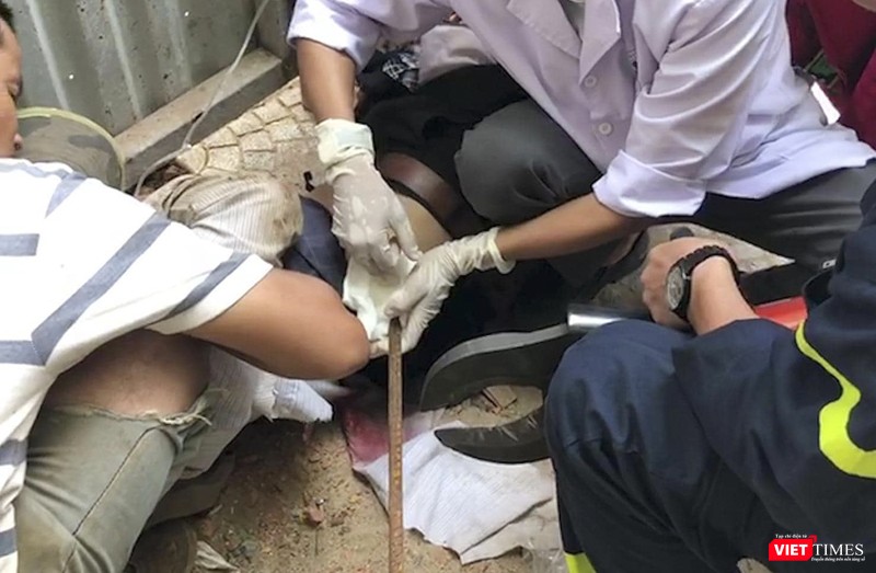 Lực lượng cứu hộ được huy động đến hiện trường để cắt thanh thép (ảnh bạn đọc cung cấp)