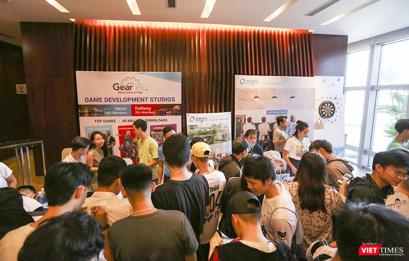 Các bạn trẻ trải nghiệm công nghệ ứng dụng mới nhất hiện nay